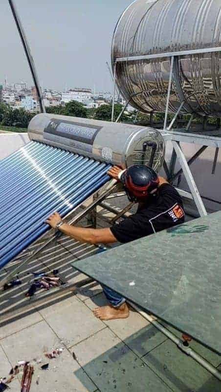 Thay ống thủy tinh chân không bị vỡ trên máy nước nóng năng lượng mặt trời — hậu quả thường gặp khi bình mất đường thoát hơi