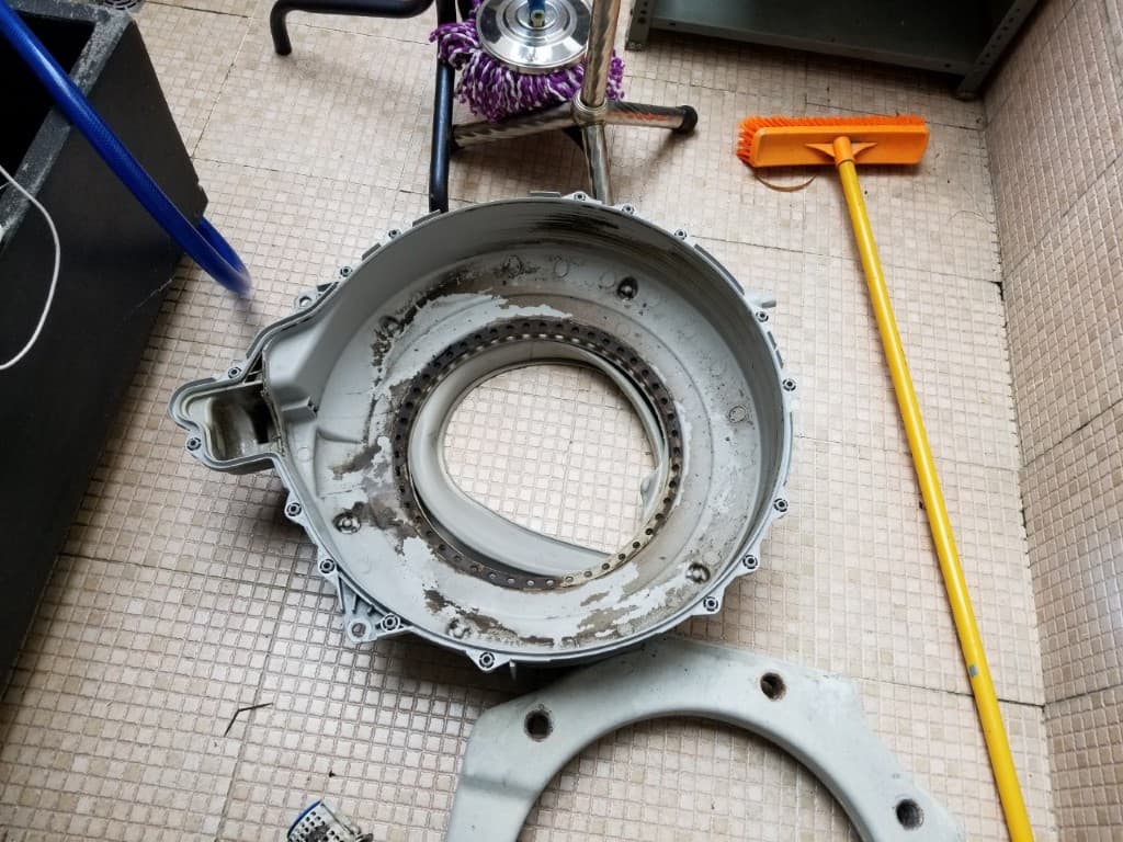 Kỹ thuật viên 1Fix đang thực hiện vệ sinh chuyên sâu cho máy giặt cửa trước Electrolux.