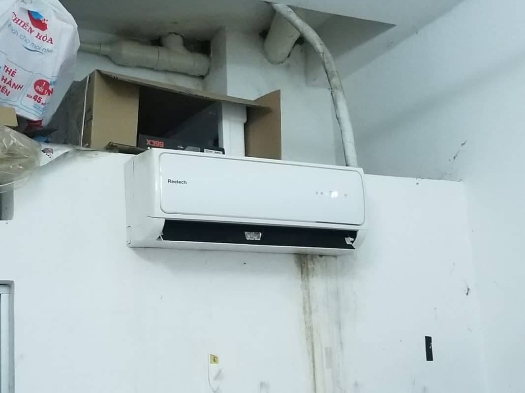 Một dàn nóng máy lạnh với hệ thống ống đồng đang hoạt động ngoài trời, là nơi thường xuất hiện dấu hiệu đóng tuyết hoặc oxi hóa.