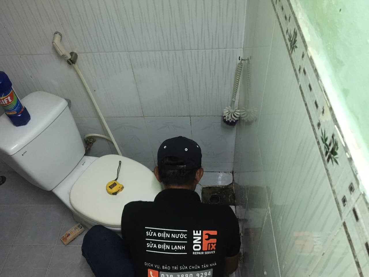 Thợ 1Fix đang kiểm tra bộ xả của bồn cầu Cotto để tìm nguyên nhân rò rỉ nước