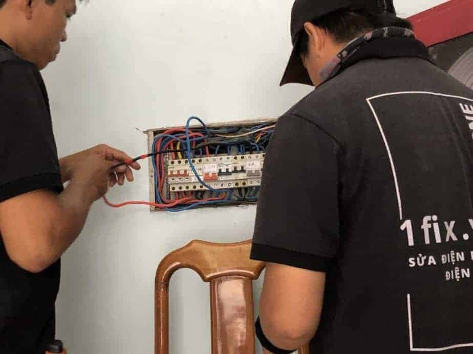 Thợ điện 1Fix đấu nối tủ điện âm tường đúng kỹ thuật