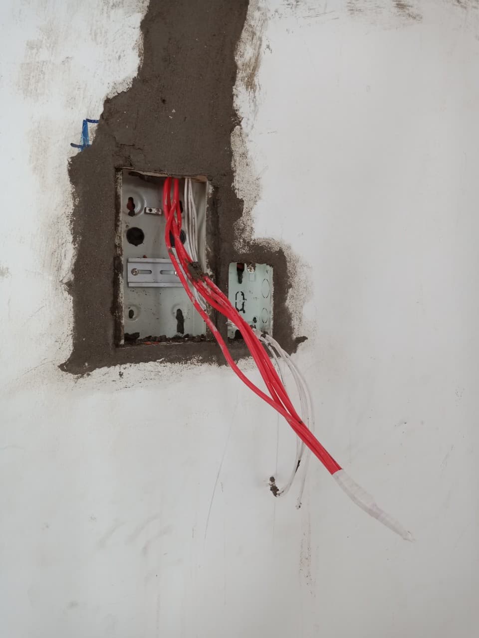 Hệ thống ống gen điện âm tường đã được lắp đặt hoàn chỉnh trong rãnh, sẵn sàng cho công đoạn trát vữa.