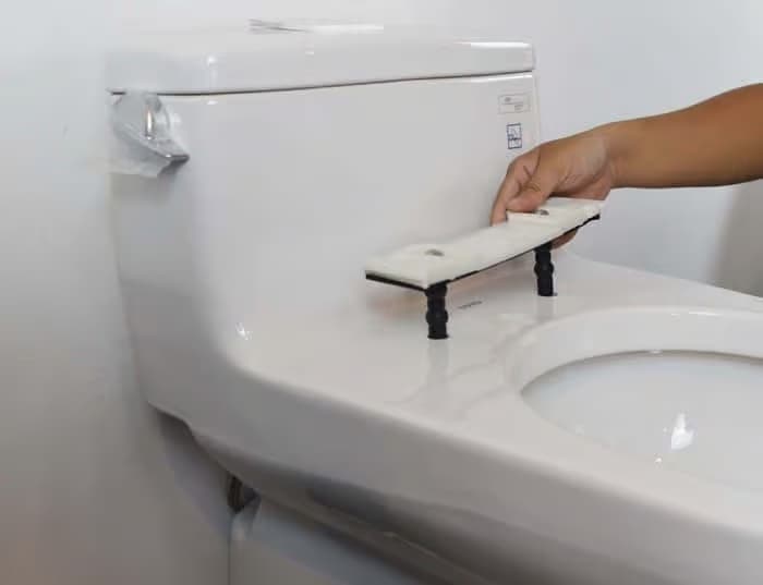 Thợ 1Fix đang kiểm tra sửa chữa bồn cầu Toto bị rỉ nước