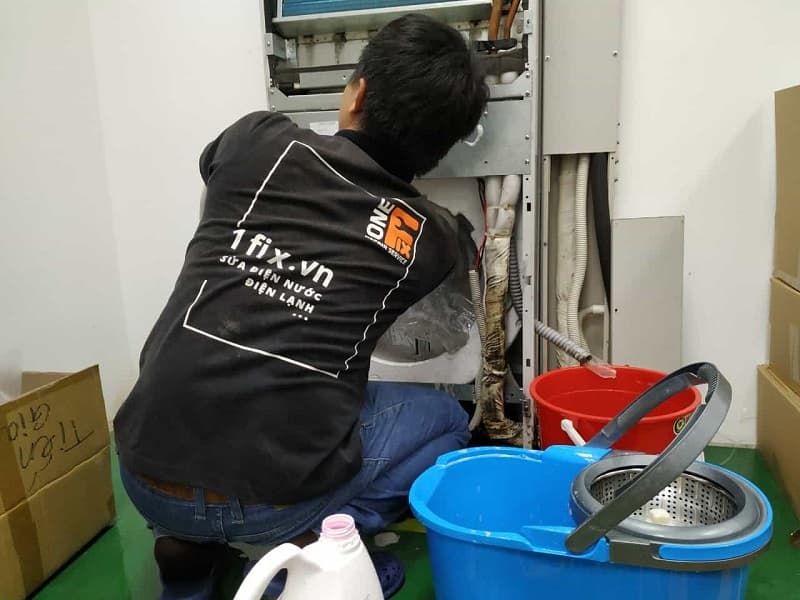 Thợ 1Fix kiểm tra dàn lạnh tủ lạnh bị thủng do dùng vật nhọn cạy đá