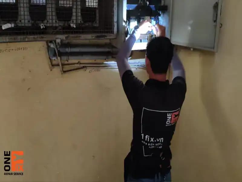 Kỹ thuật viên 1Fix đảm bảo lắp máy bơm đúng quy trình chuyên môn, tuân thủ nghiêm ngặt tiêu chuẩn an toàn.