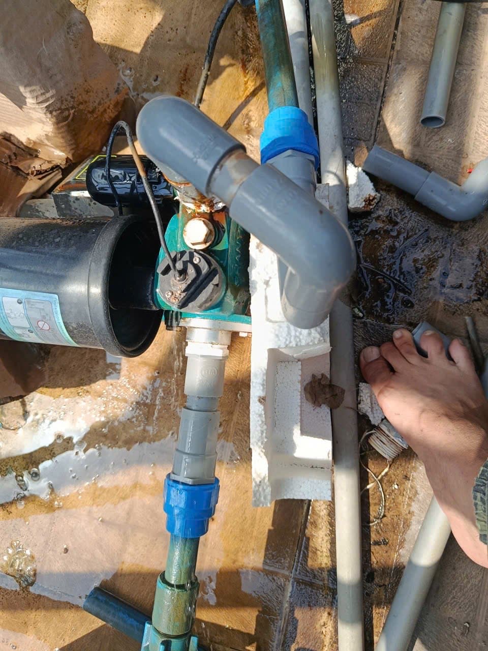 Trước khi sửa: rỉ nước từ trần tại Tân Phú