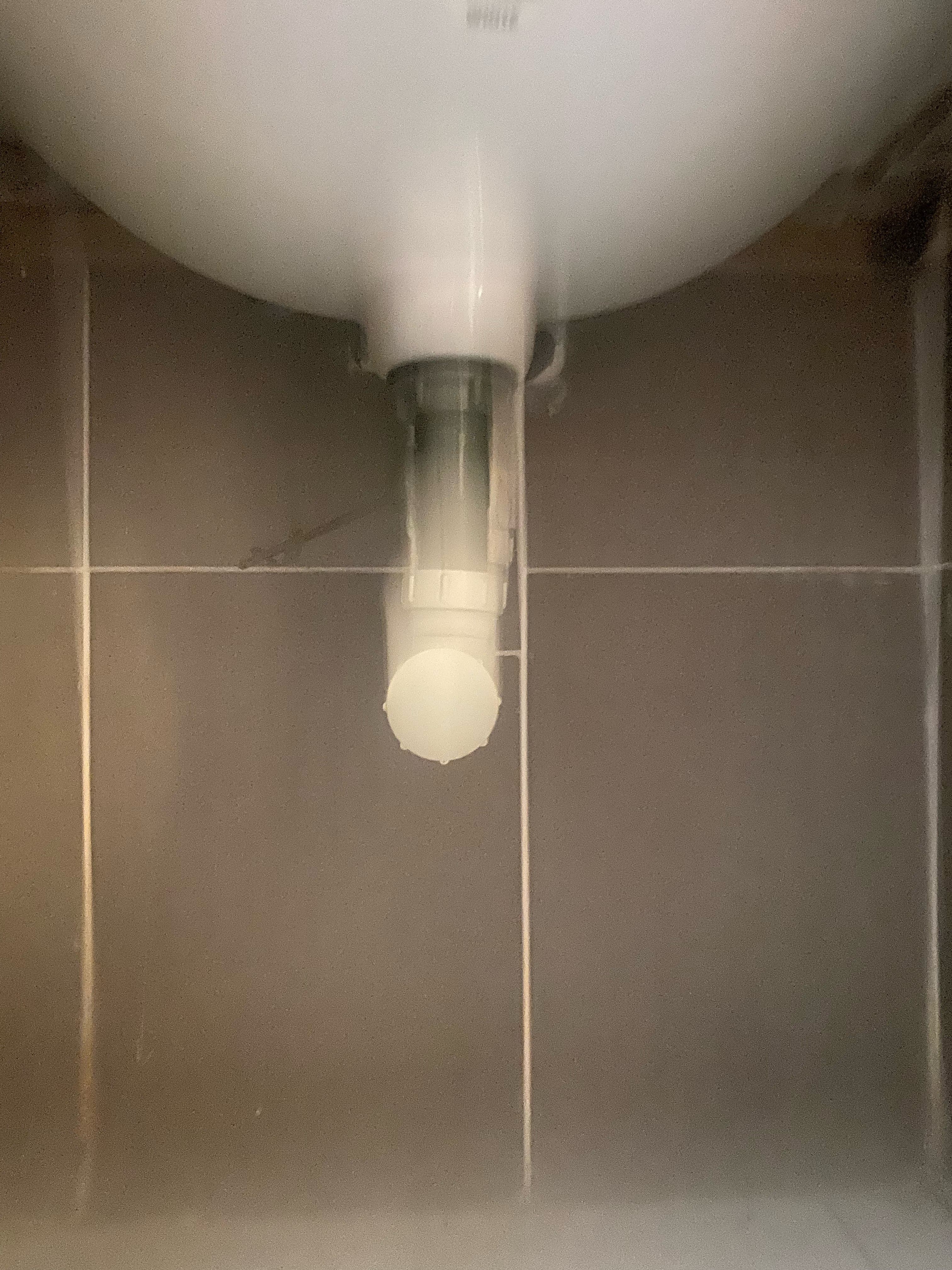 Trước khi sửa: Rỉ nước lavabo tại Phường 7, Phú Nhuận