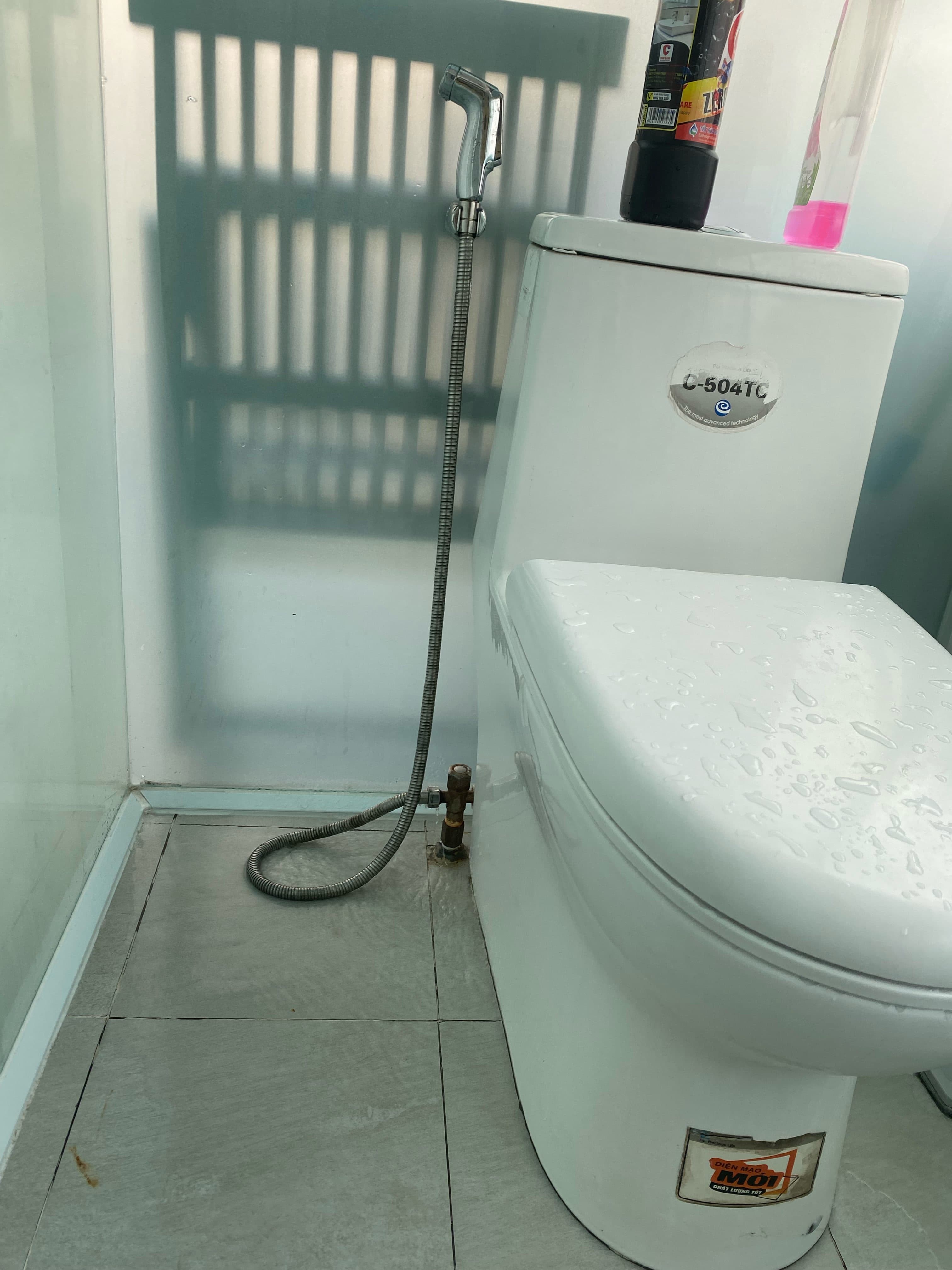 Trước khi sửa: Thay van khóa cấp nước bồn cầu Inax tại Phú Thuận, Quận 1 tại P. Phú Thuận, Quận 1