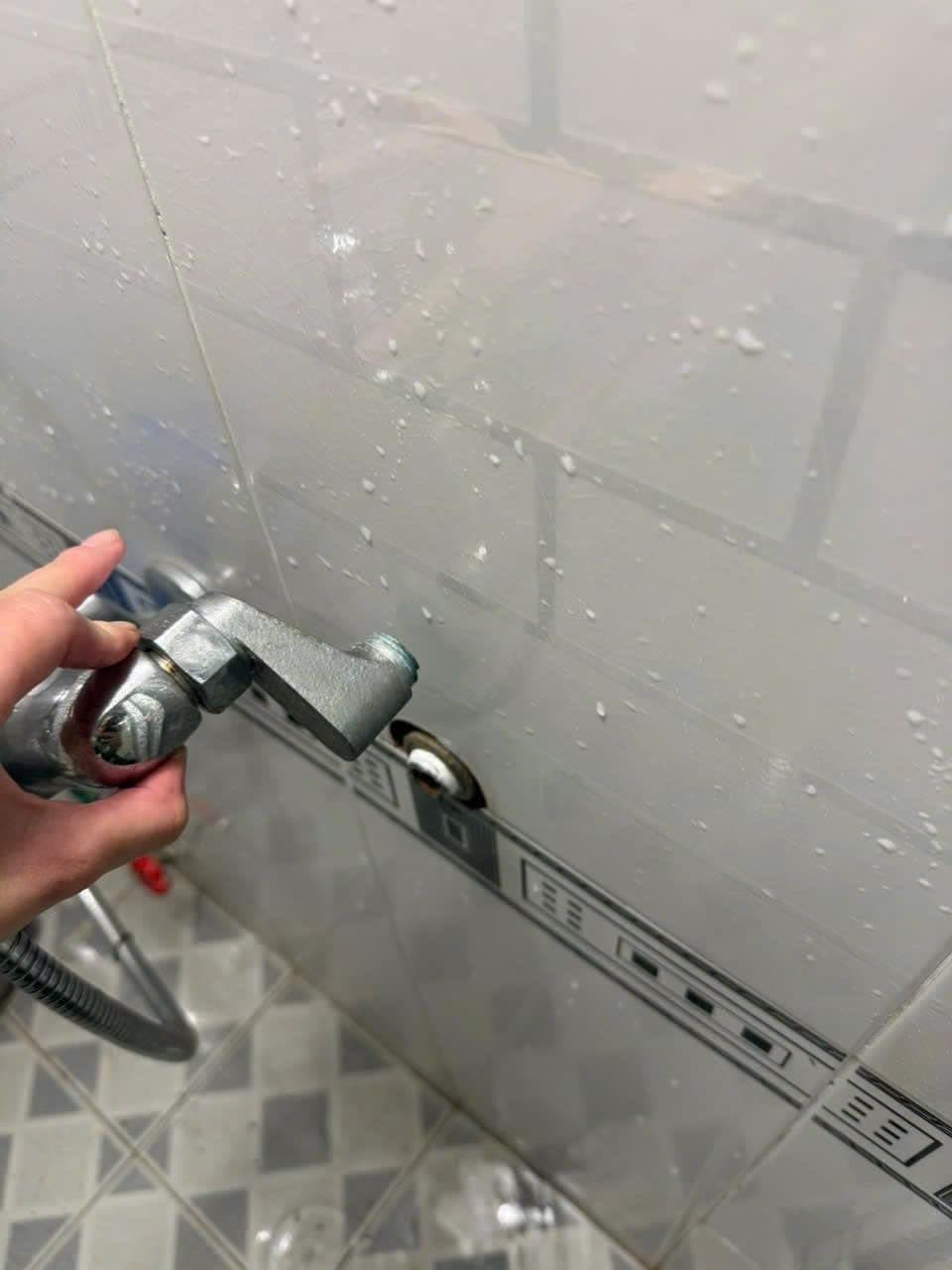 Trước khi sửa: Thay chân sen vòi tắm bị gãy ren tại TPHCM giá rẻ tại TPHCM