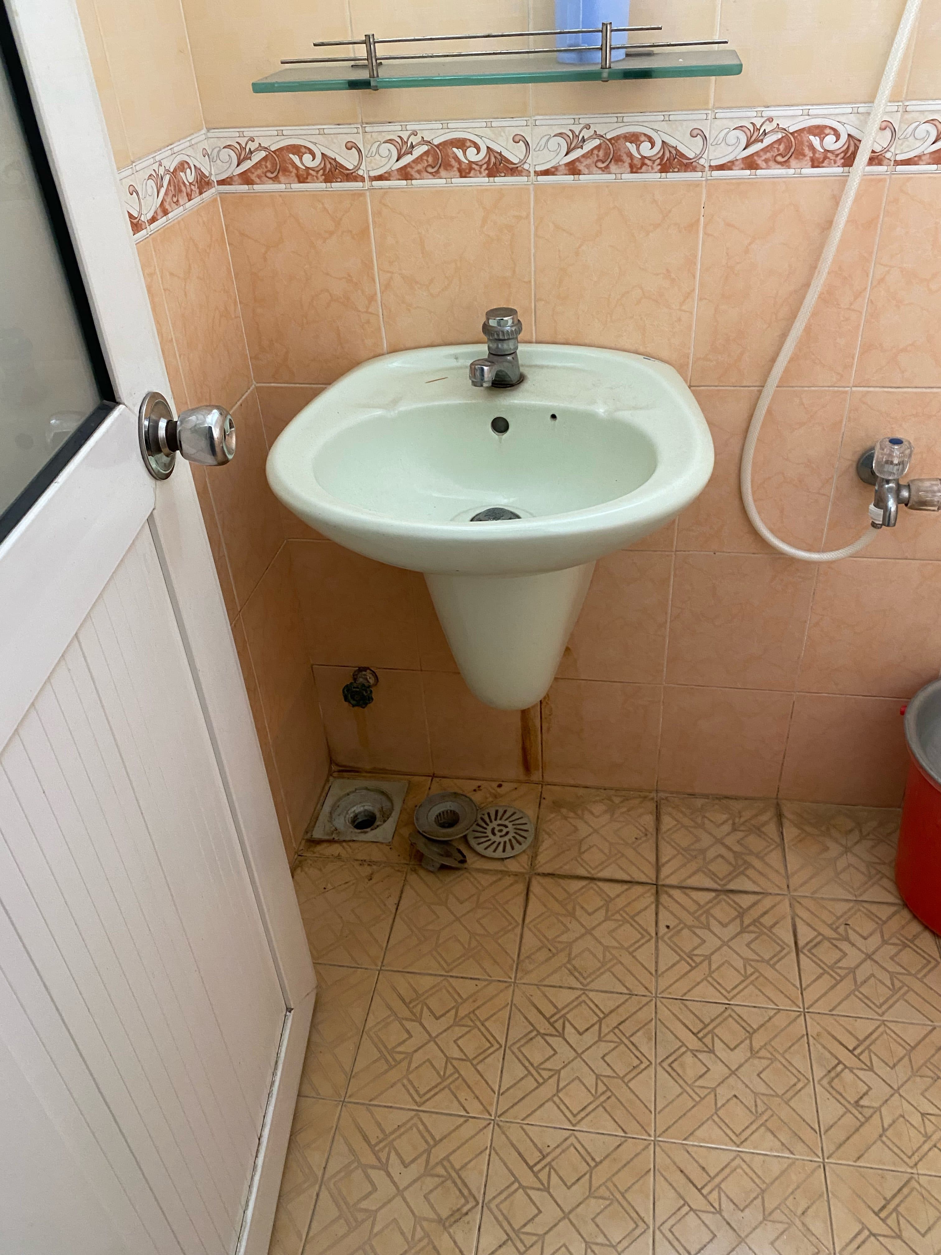 Trước khi sửa: Thay bộ xả lavabo bị rò rỉ nước tại TPHCM giá rẻ tại TPHCM