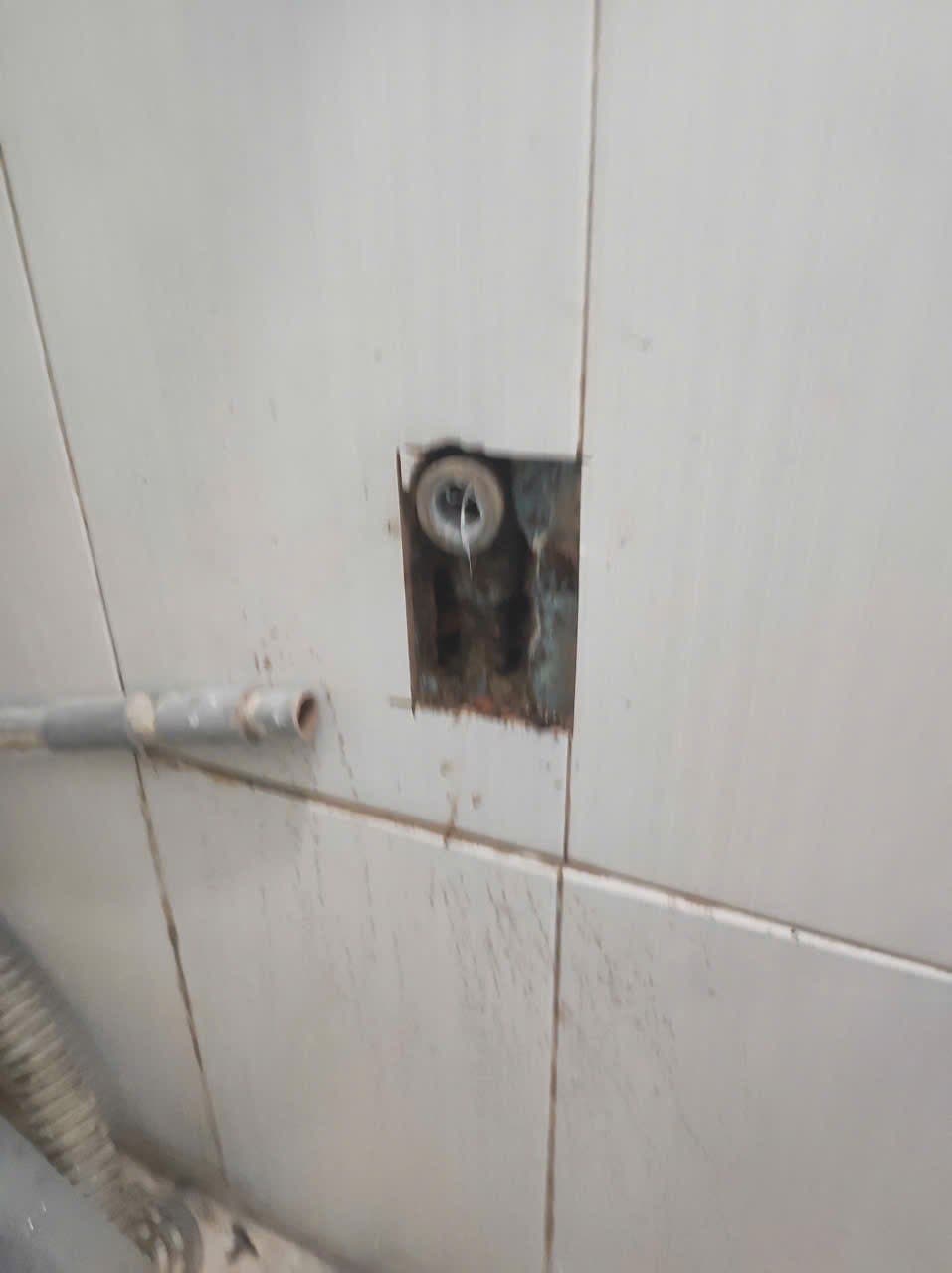 Trước khi sửa: Thay vòi nước rò rỉ, chống thấm tường tại quận Bình Thạnh tại Bình Thạnh