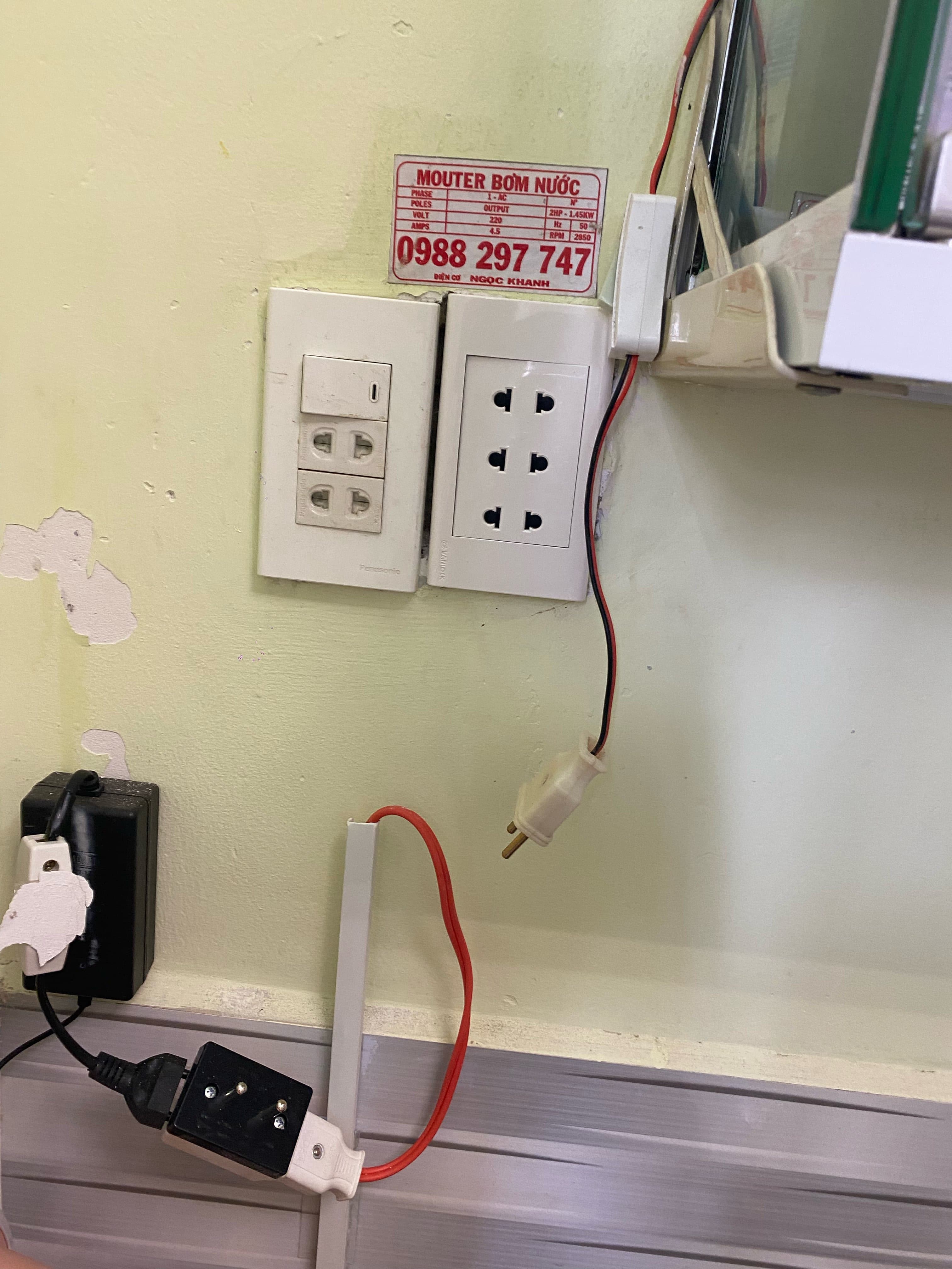 Trước khi sửa: Thay thế ổ cắm điện, đi lại dây âm tường tại TPHCM tại TPHCM