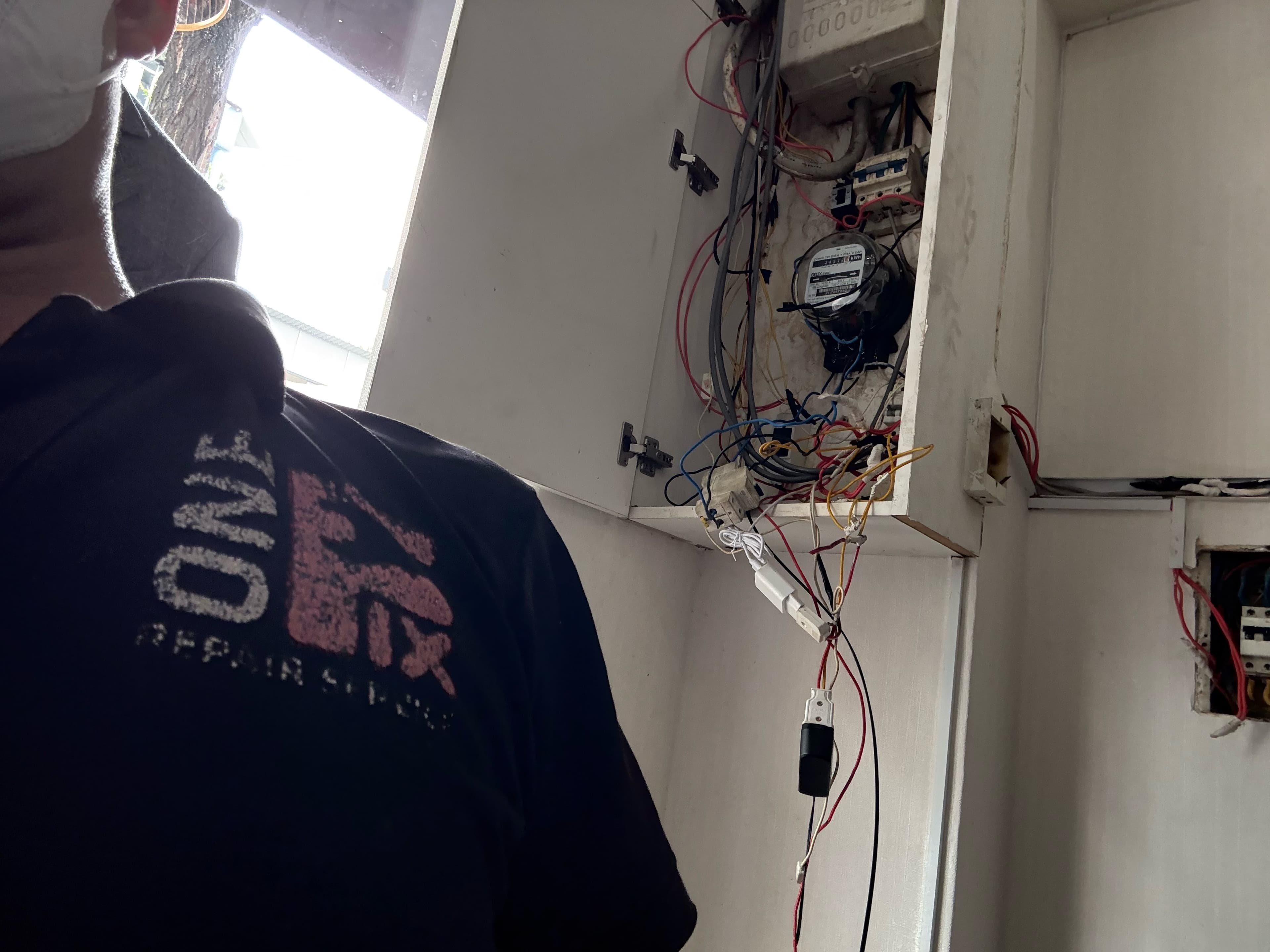 Trước sửa: Thay thế dây dẫn và lắp đặt CB tủ điện tại TPHCM tại TPHCM — thợ Hồ Như Vũ