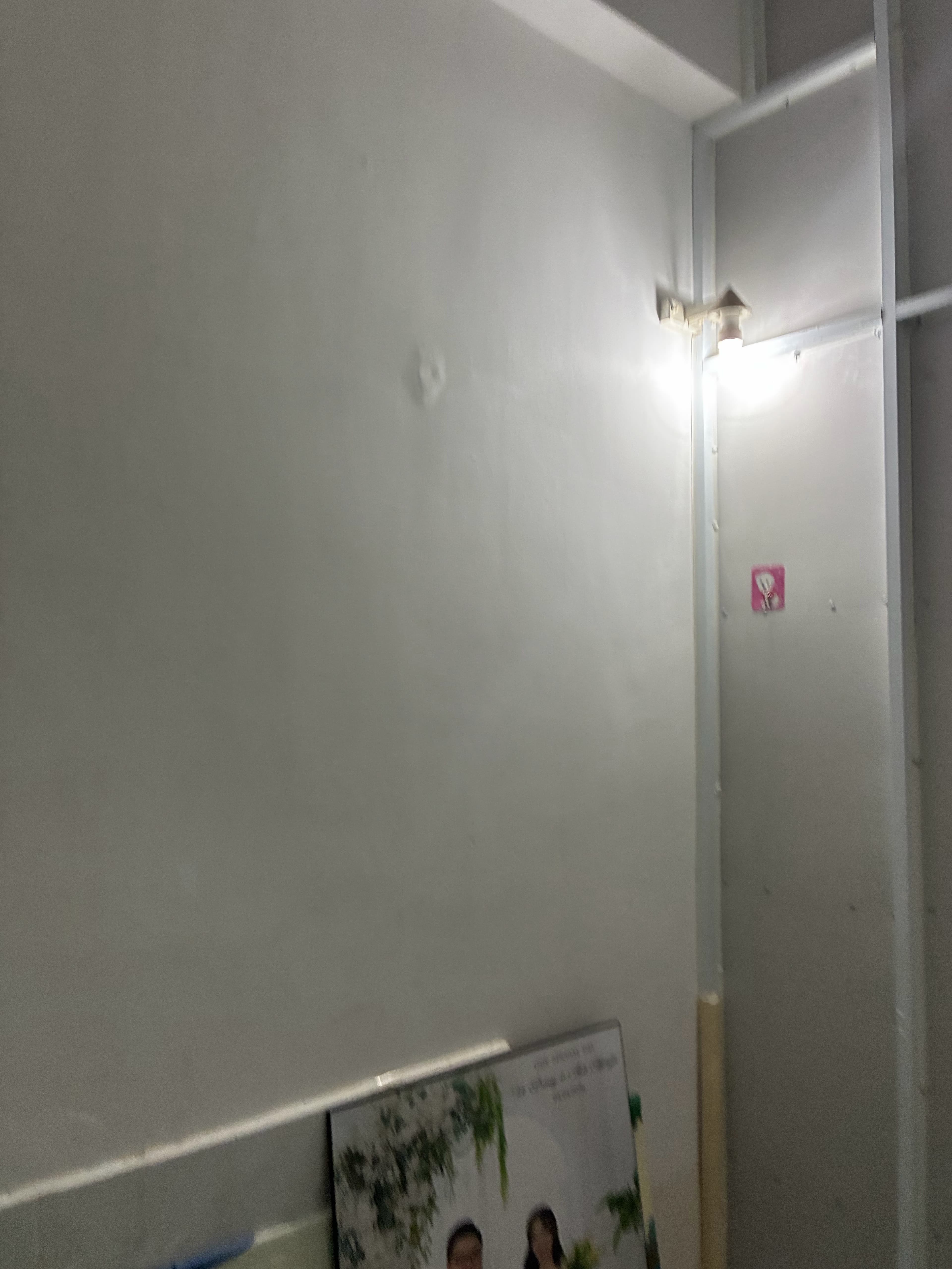 Trước sửa: Dịch vụ khoan lắp tranh treo tường chuyên nghiệp tại TPHCM tại TPHCM — thợ Dương Oai