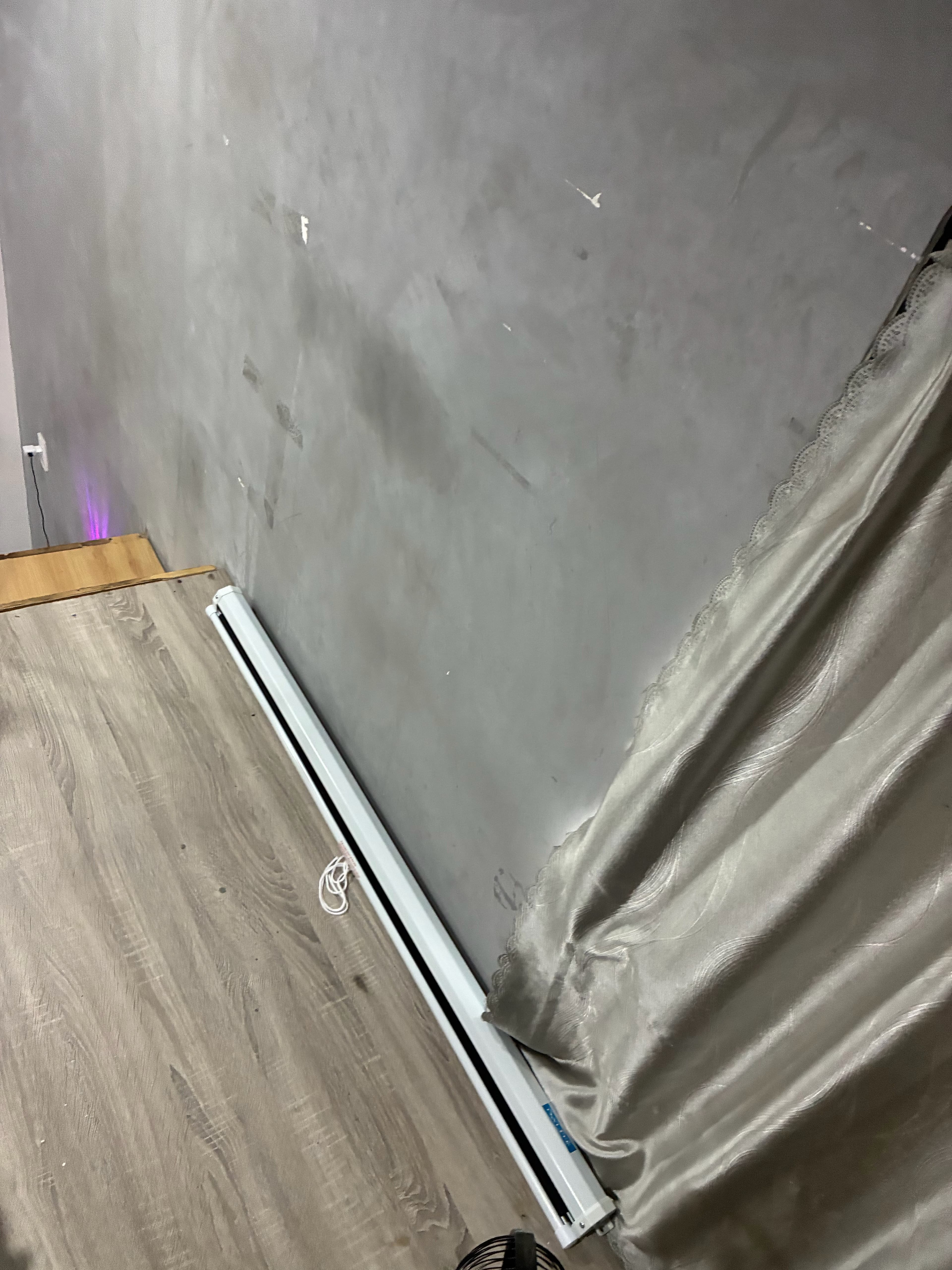 Trước sửa: Lắp đặt khung treo màn chiếu lên tường bê tông tại TPHCM tại TPHCM — thợ Dương Oai