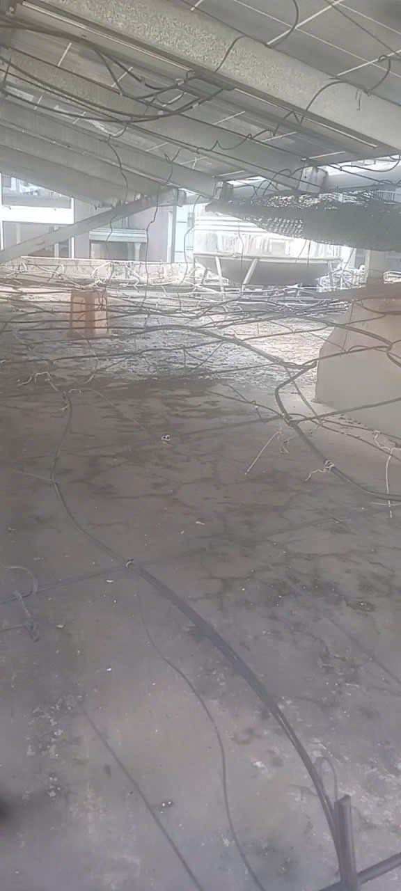 Trước khi sửa: Chống thấm sân thượng, vệ sinh bồn nước tại TPHCM