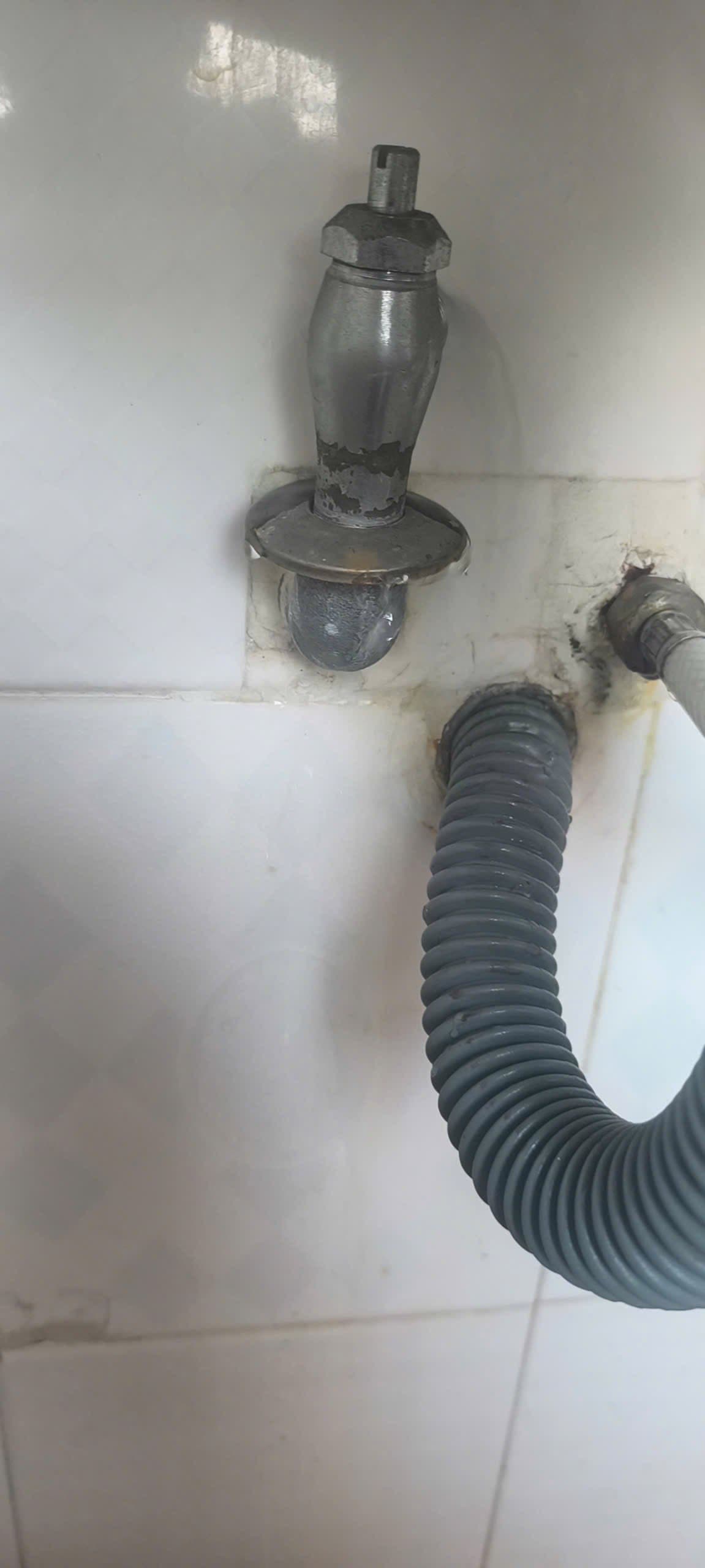 Trước sửa lavabo Inax tại TPHCM — thợ Bùi Văn An