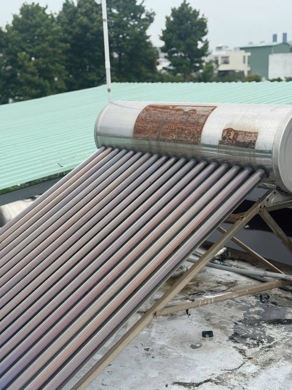 Sau khi hoàn thành sửa: Vệ sinh năng lượng mặt trời tại TPHCM — thợ Bùi Văn An