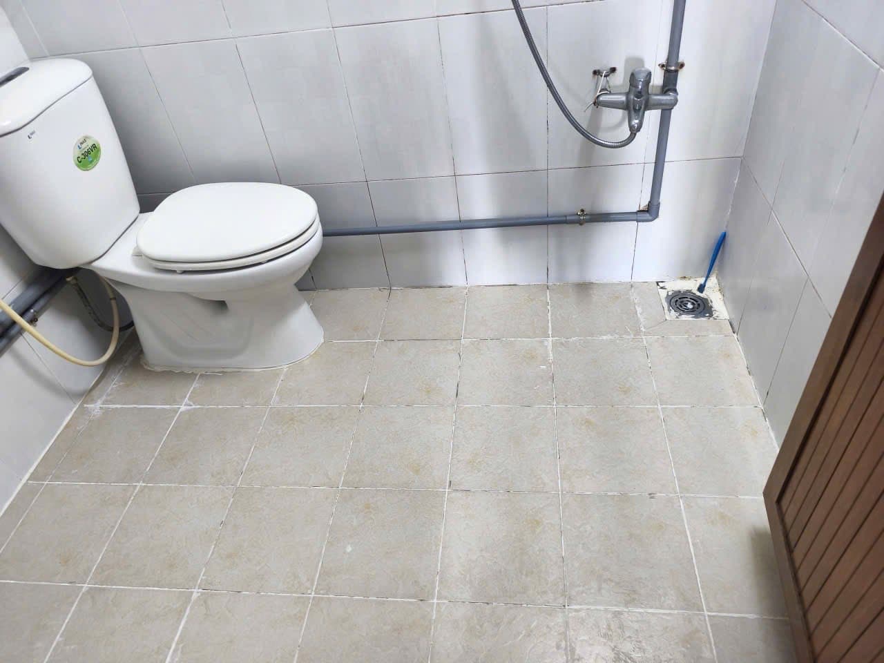 Trước sửa nền nhà tắm tại Quận 1 — thợ Bùi Văn An