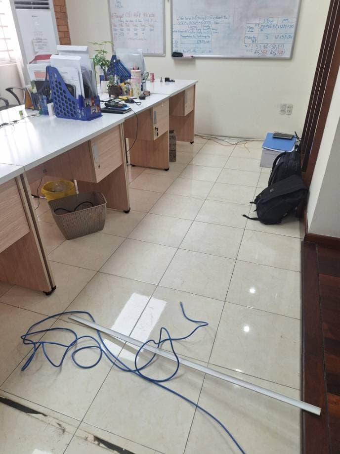 Trước khi sửa: Thi công đi lại hệ thống dây điện văn phòng vào ống gen tại TPHCM tại TPHCM