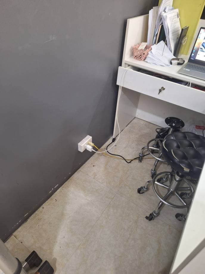 Trước sửa: Thay thế ổ cắm điện Schneider, đi lại dây nguồn tại TPHCM tại TPHCM — thợ Trần Quốc Đông