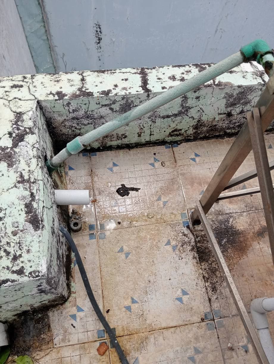 Trước sửa: Thay ron máy nước nóng năng lượng mặt trời tại TPHCM tại TPHCM — thợ Võ Hồng Hải