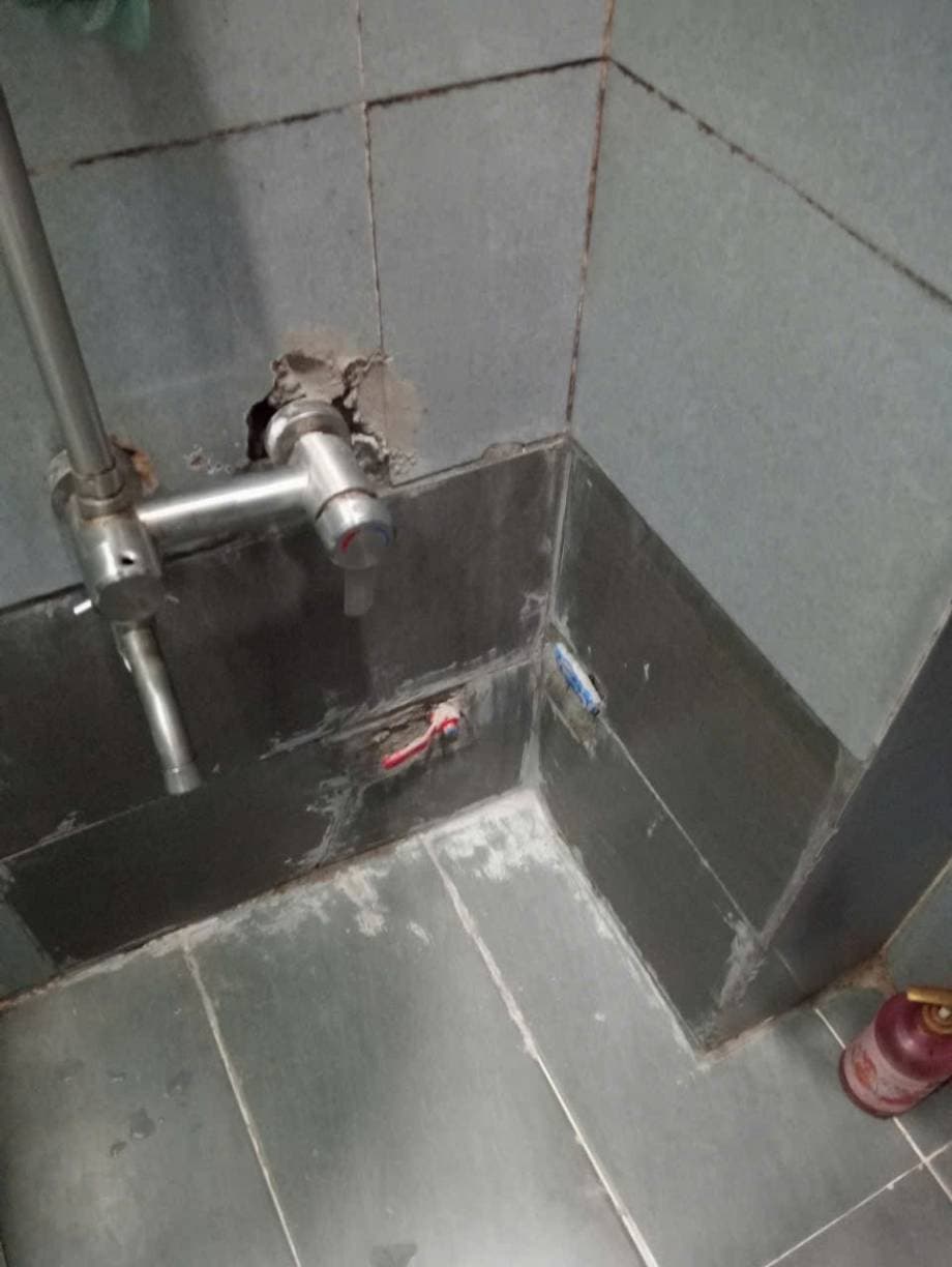 Trước khi sửa: Chống thấm và ốp lát lại vòi sen âm tường tại TPHCM tại TPHCM