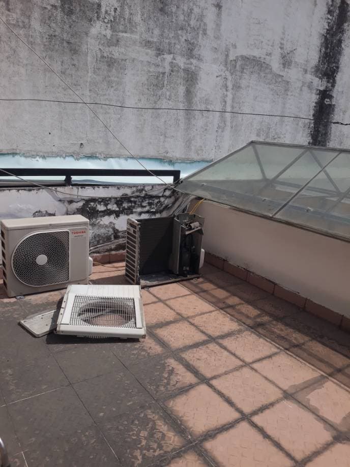 Trước khi sửa: Vệ sinh dàn nóng, siết ốc máy lạnh và thay đèn tại TPHCM tại TPHCM
