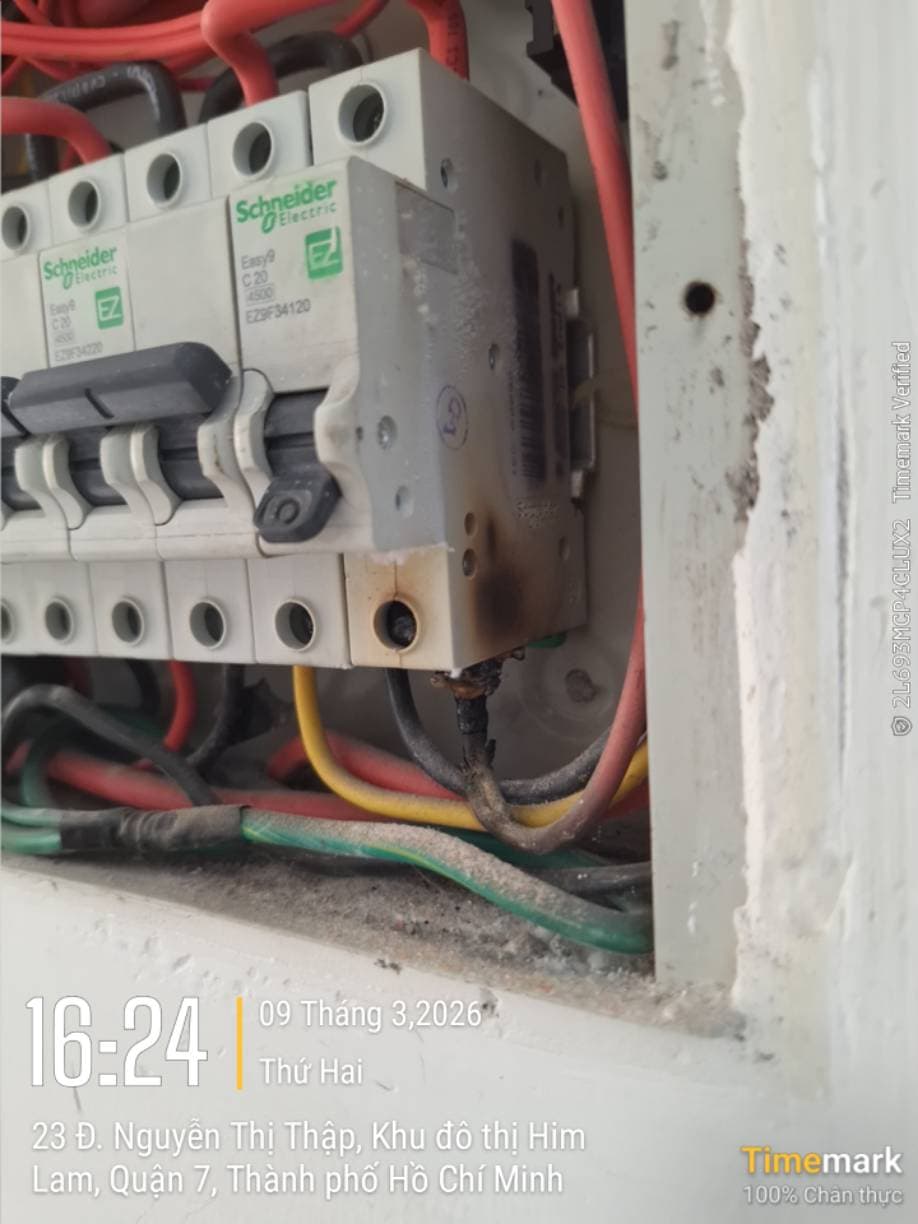 Trước khi sửa: Thay thế CB Schneider bị cháy và đấu nối lại tủ điện Quận 7 tại Quận 7
