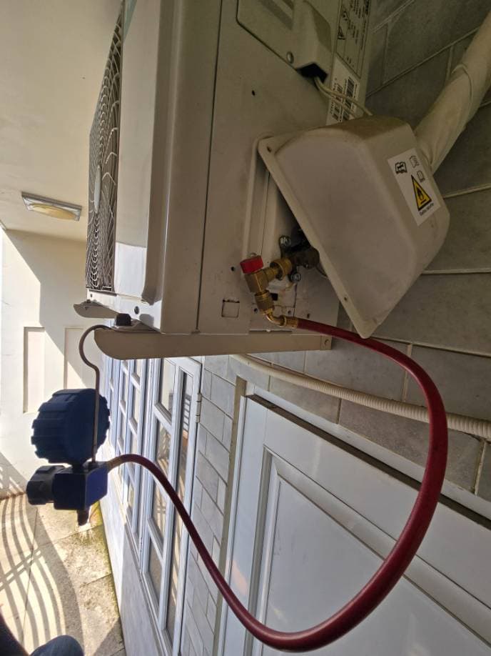 Trước sửa: Bơm gas máy lạnh tại nhà tại TPHCM — thợ Lê Hữu Lộc