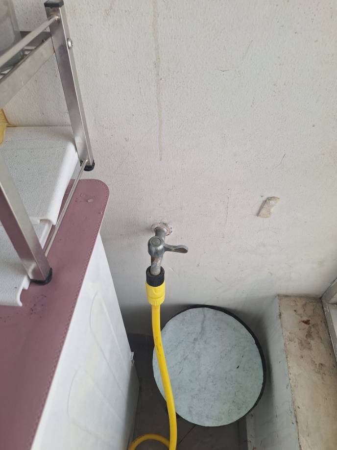 Trước khi sửa: Thay vòi nước inox 304 tại ban công khu vực Quận 7 tại Quận 7