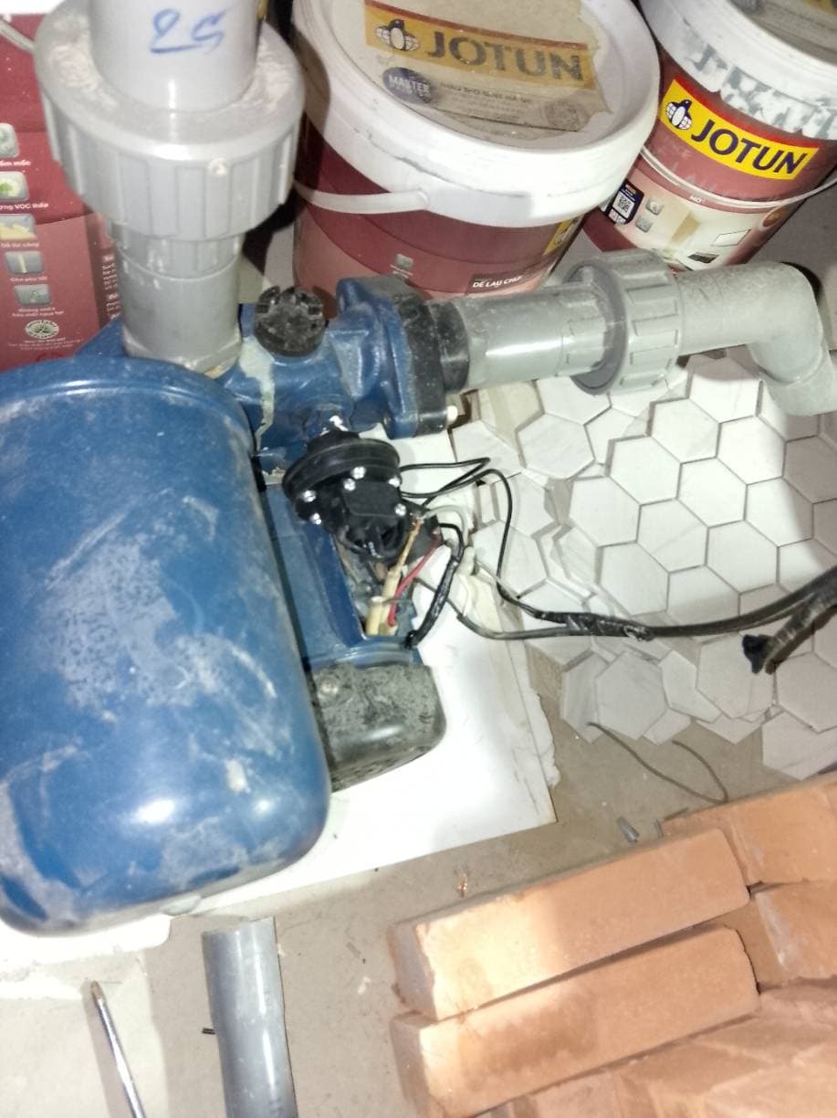Trước sửa máy bơm tăng áp tại TPHCM — thợ Trương Công Việt Trân