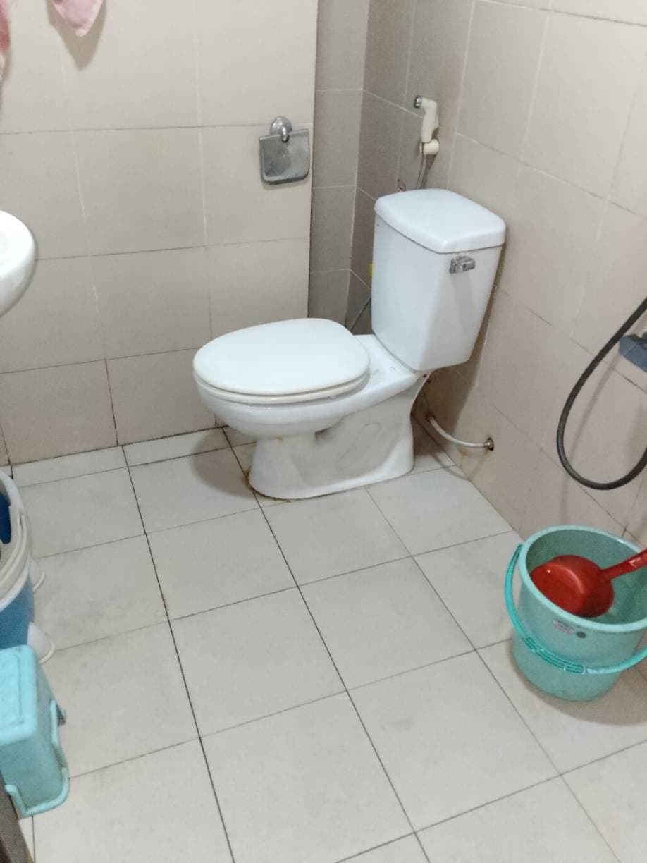 Trước khi sửa: Thay ron và bắn keo chống rò rỉ chân bồn cầu tại TPHCM tại TPHCM