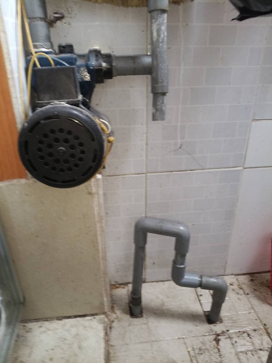 Trước sửa máy bơm tăng áp tại TPHCM — thợ Trần Ngọc Tùng