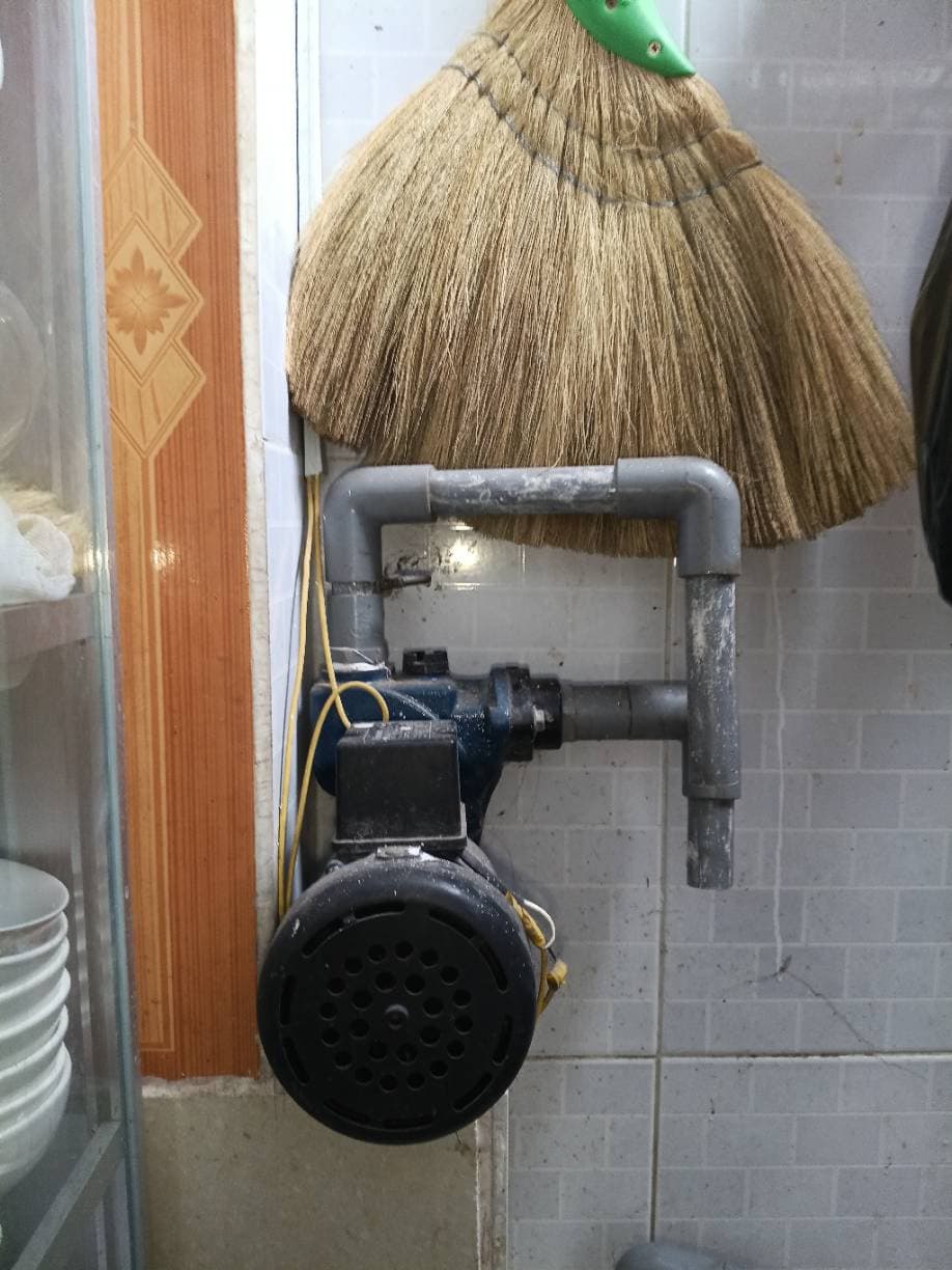 Sau khi hoàn thành sửa máy bơm tăng áp tại TPHCM — thợ Trần Ngọc Tùng
