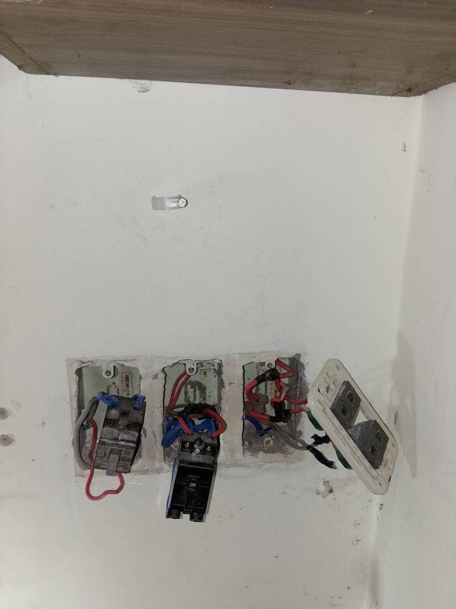 Trước sửa CB và ổ cắm điện Schneider tại Gò Vấp — thợ Trương Công Việt Trân