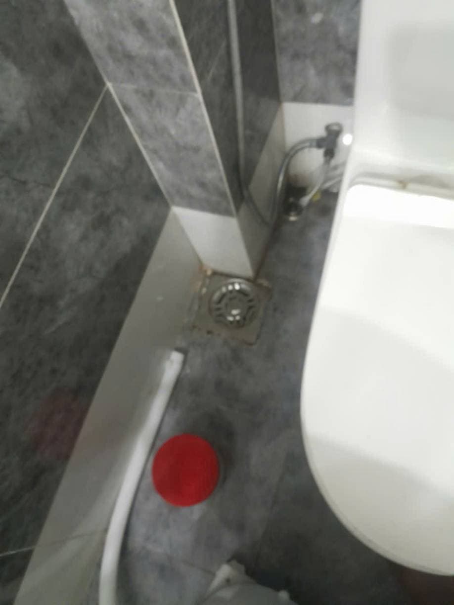 Trước khi sửa: Chống hôi bồn cầu và thay phễu thoát sàn Phường 2 Tân Bình tại Phường 2, Tân Bình