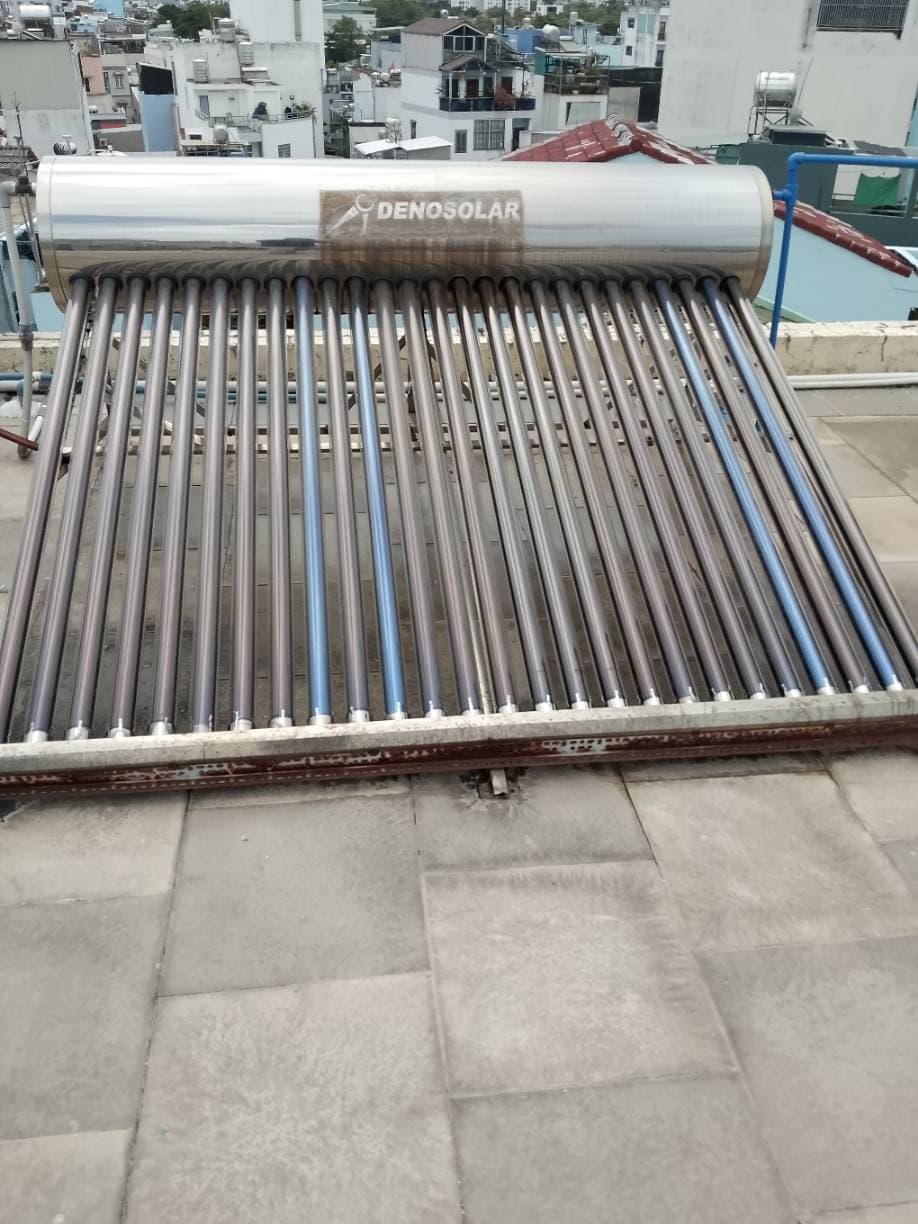 Sau khi hoàn thành sửa máy nước nóng năng lượng mặt trời DENOSOLAR tại TPHCM — thợ Đỗ Nhiều
