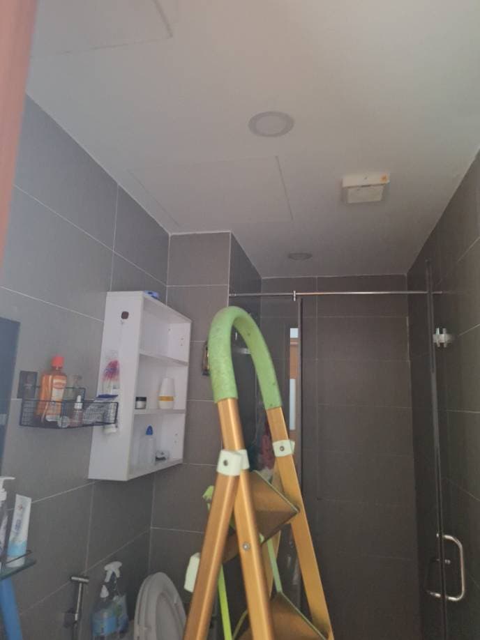 Trước sửa: Thay đèn LED âm trần phòng tắm tại TPHCM giá rẻ tại TPHCM — thợ Trần Quốc Đông
