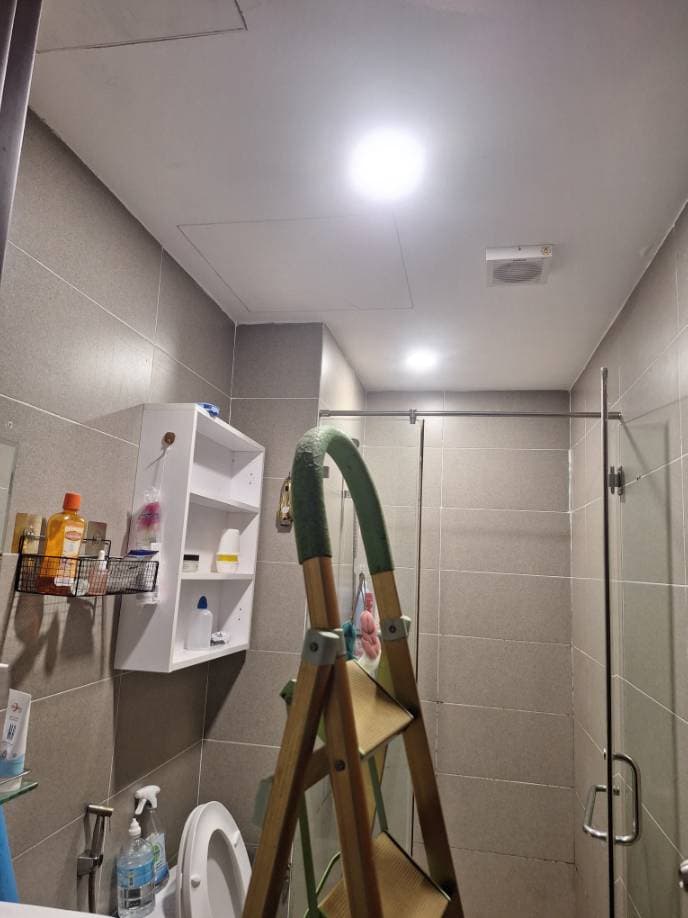 Sau khi hoàn thành sửa: Thay đèn LED âm trần phòng tắm tại TPHCM giá rẻ tại TPHCM — thợ Trần Quốc Đông (5 sao)