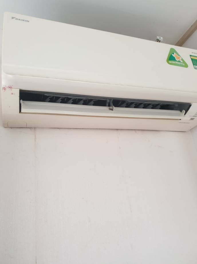 Trước sửa: Máy lạnh chảy nước tại TPHCM — thợ Phan Chí Tâm