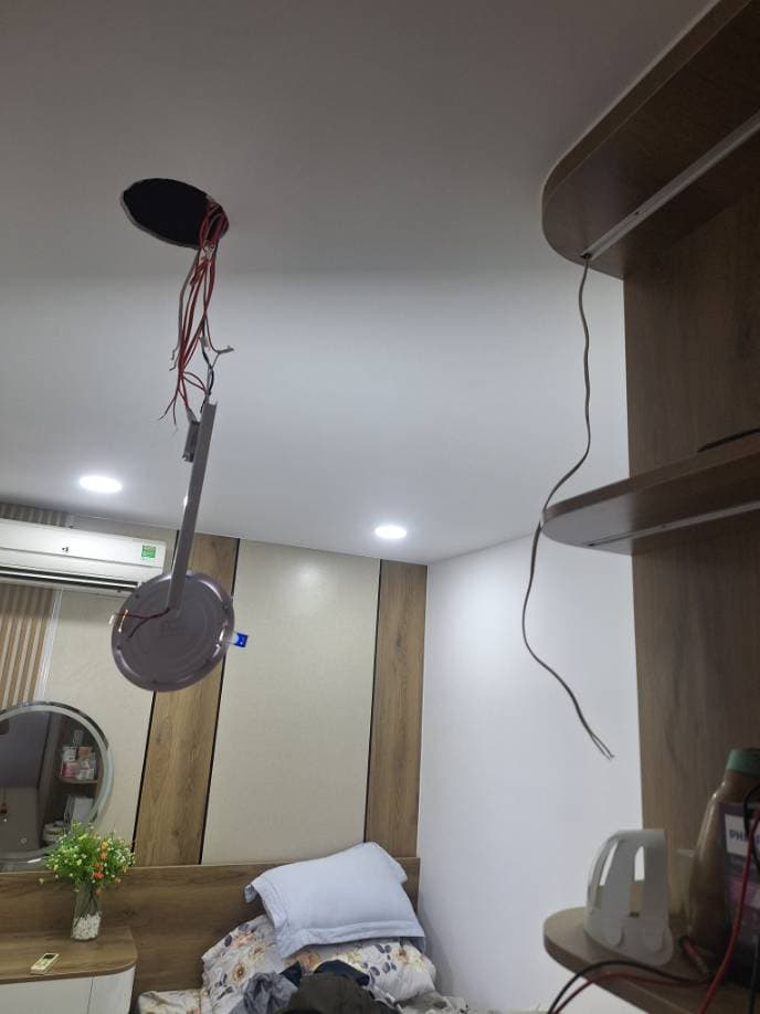 Trước sửa đèn âm trần Philips tại TPHCM — thợ Trần Quốc Đông