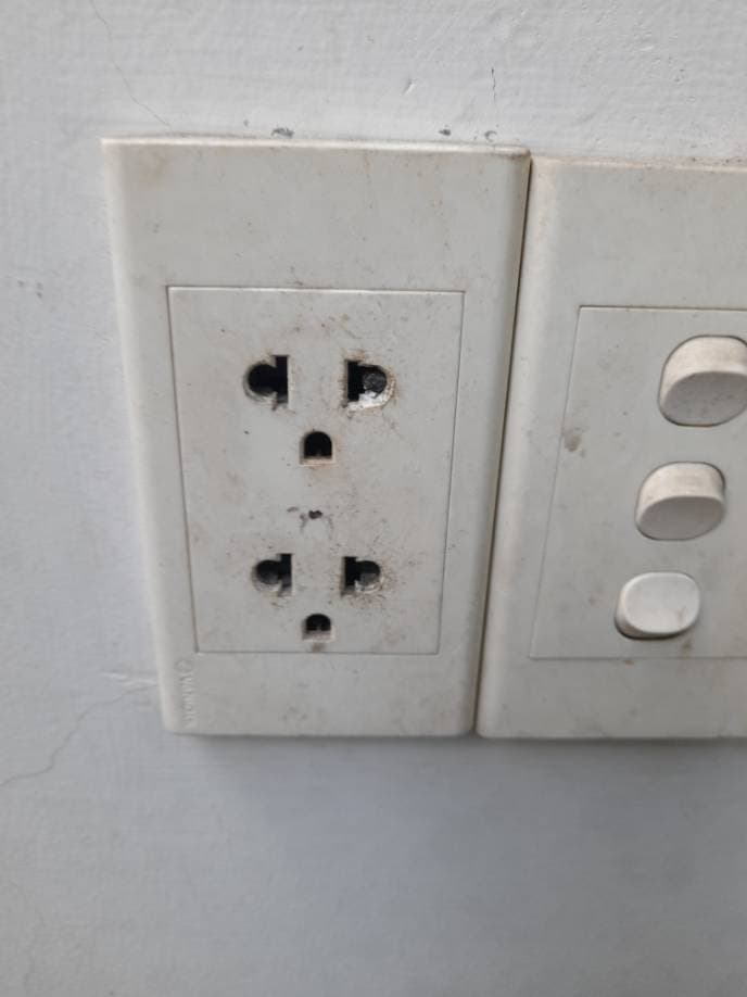 Trước sửa ổ cắm điện Vanlock tại Tân Bình — thợ Phạm Mạnh