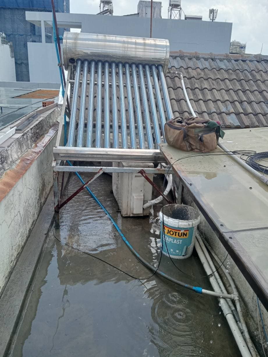 Trước sửa: Tư vấn vệ sinh, dời năng lượng mặt trời tại Tân Bình — thợ Võ Hồng Hải