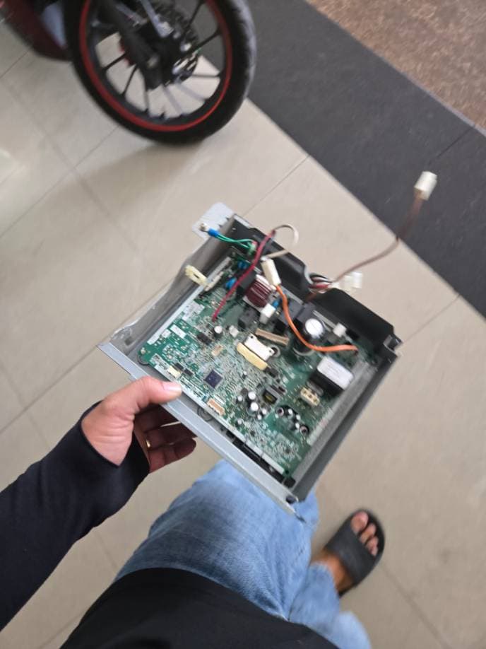 Trước sửa máy lạnh Inverter tại TPHCM — thợ Lê Hữu Lộc