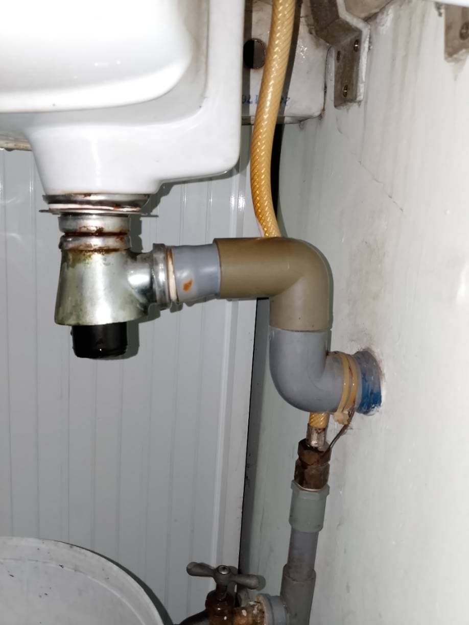 Trước sửa: Thay bộ xả lavabo và ống thoát nước tại TPHCM tại TPHCM — thợ Đỗ Nhiều