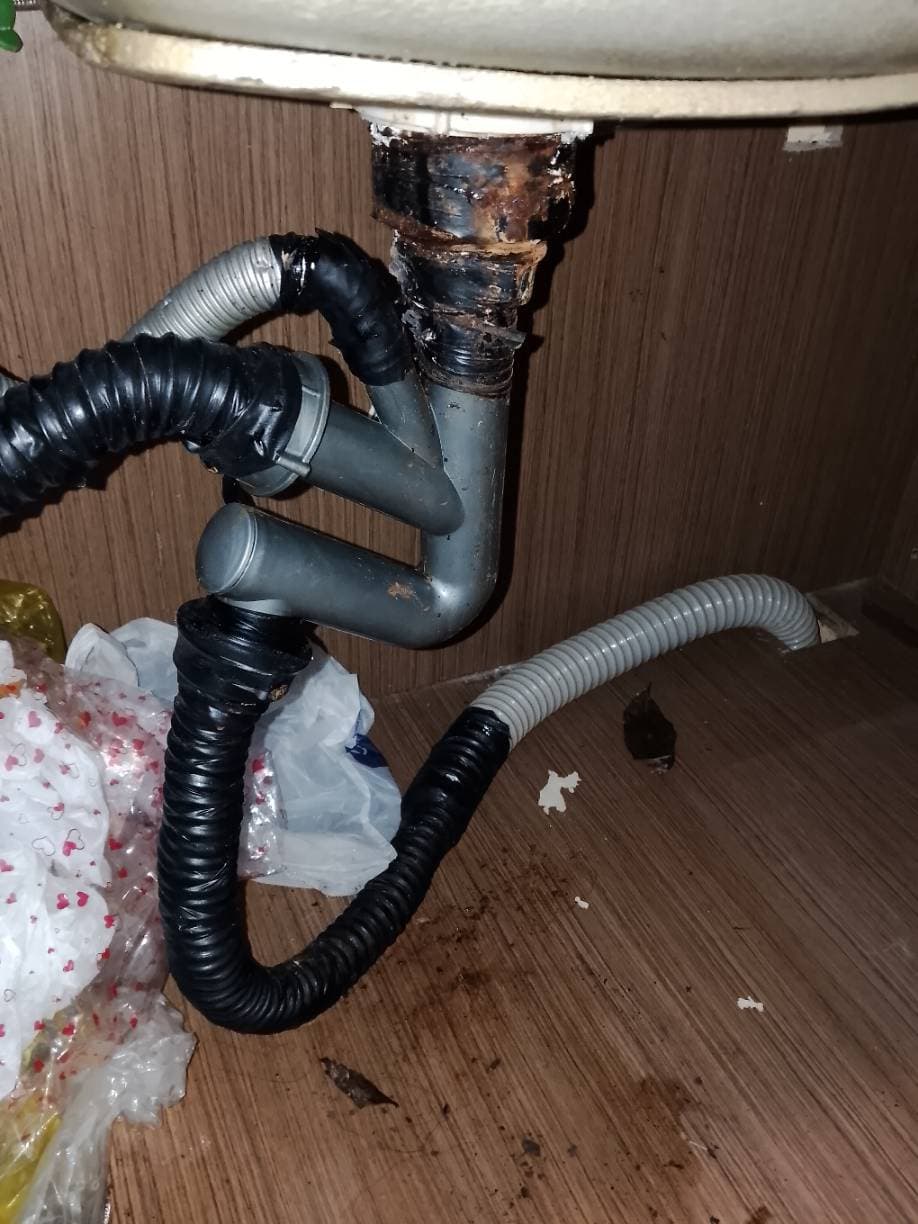 Trước sửa: Thay bộ xi-phông thoát nước bồn rửa chén tại TPHCM tại TPHCM — thợ Đỗ Nhiều