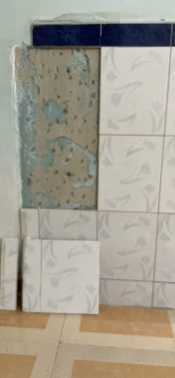 Trước khi sửa: Ốp lại gạch tường bong tróc bằng keo chuyên dụng tại TPHCM tại TPHCM