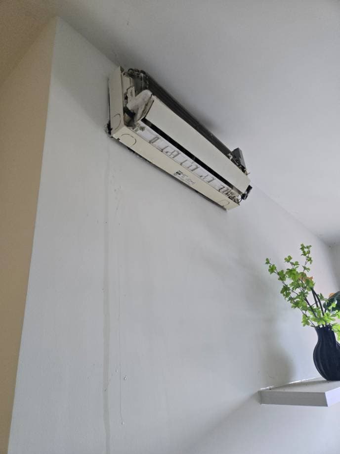 Trước sửa: Lắp đặt lại máy lạnh bị bung giá treo tại TPHCM tại TPHCM — thợ Lê Hữu Lộc