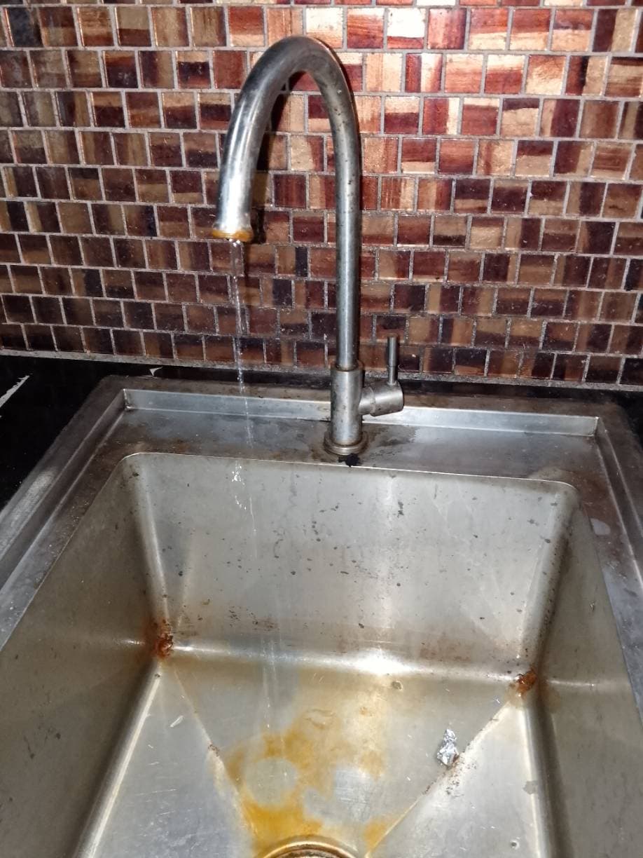 Trước sửa: Thay thế vòi rửa bát bị rò rỉ nước tại TPHCM tại TPHCM — thợ Đỗ Nhiều